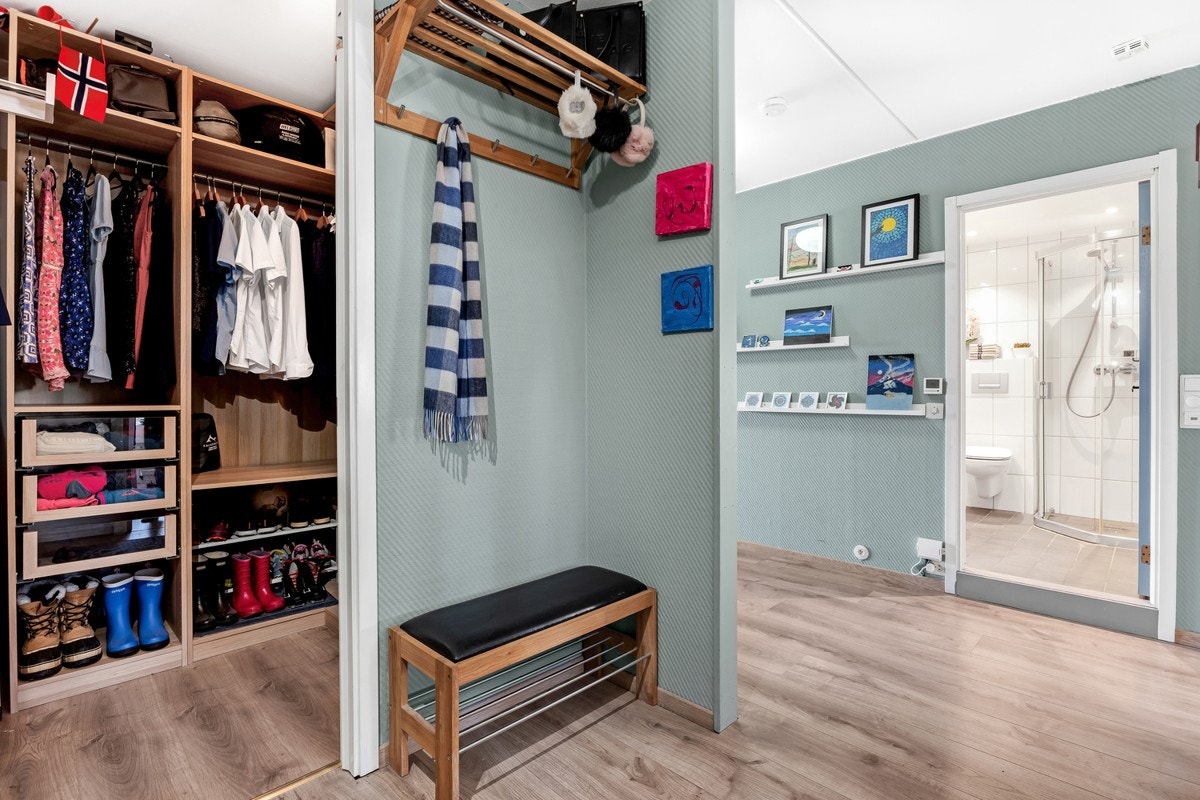 Adkomst til omkledningsrom fra entré. Galleribilde