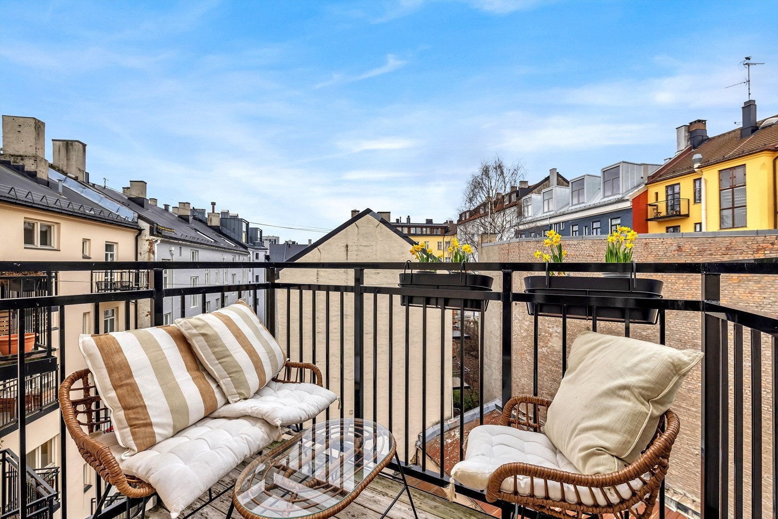 Hyggelig balkong vendt mot stille indre gårdsrom Galleribilde