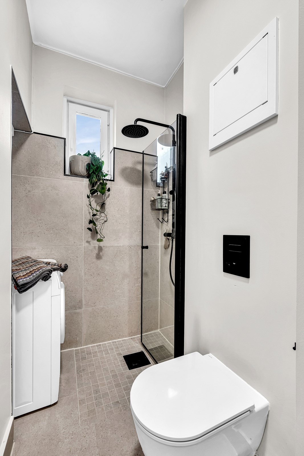 Stilfull innredning. Dusj med innfellbar glassdør som gir plass til vaskemaskin Galleribilde