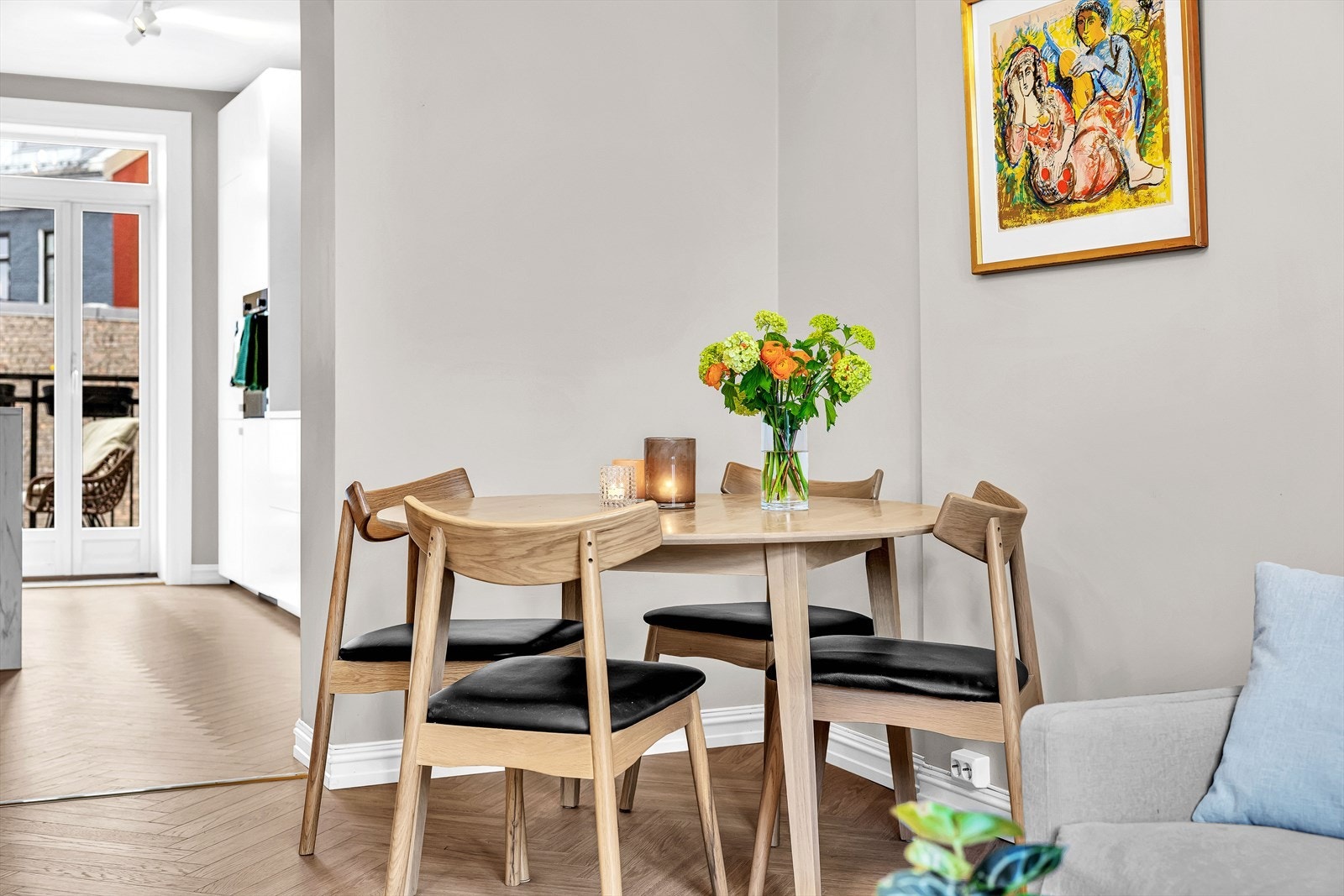 Både kjøkken, entré og stue byr på stilfull fiskebensparkett Galleribilde