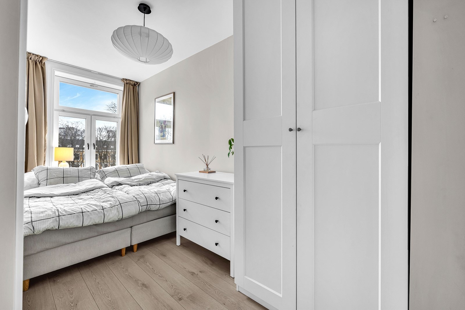 Her er det plass til dobbeltseng og nattbord hvis ønskelig samt plass til garderobeskap Galleribilde