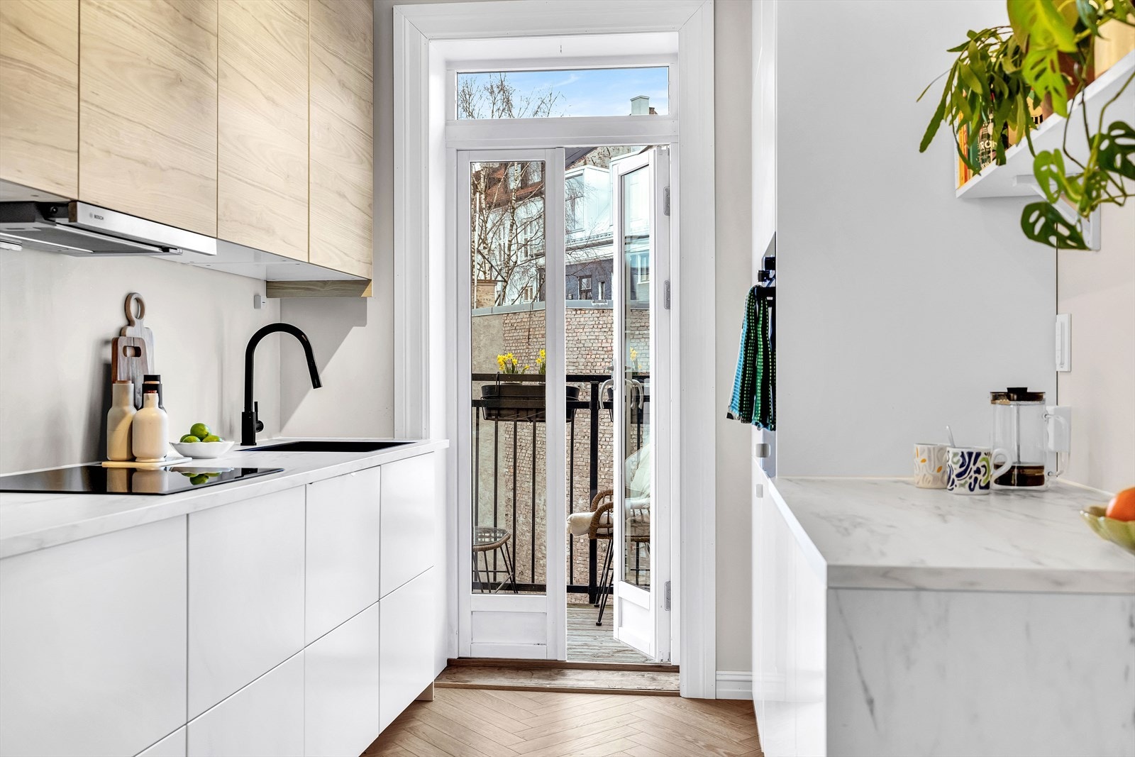 Kjøkkenet byr på rikelig med skap og benkeplass samt integrerte hvitevarer Galleribilde