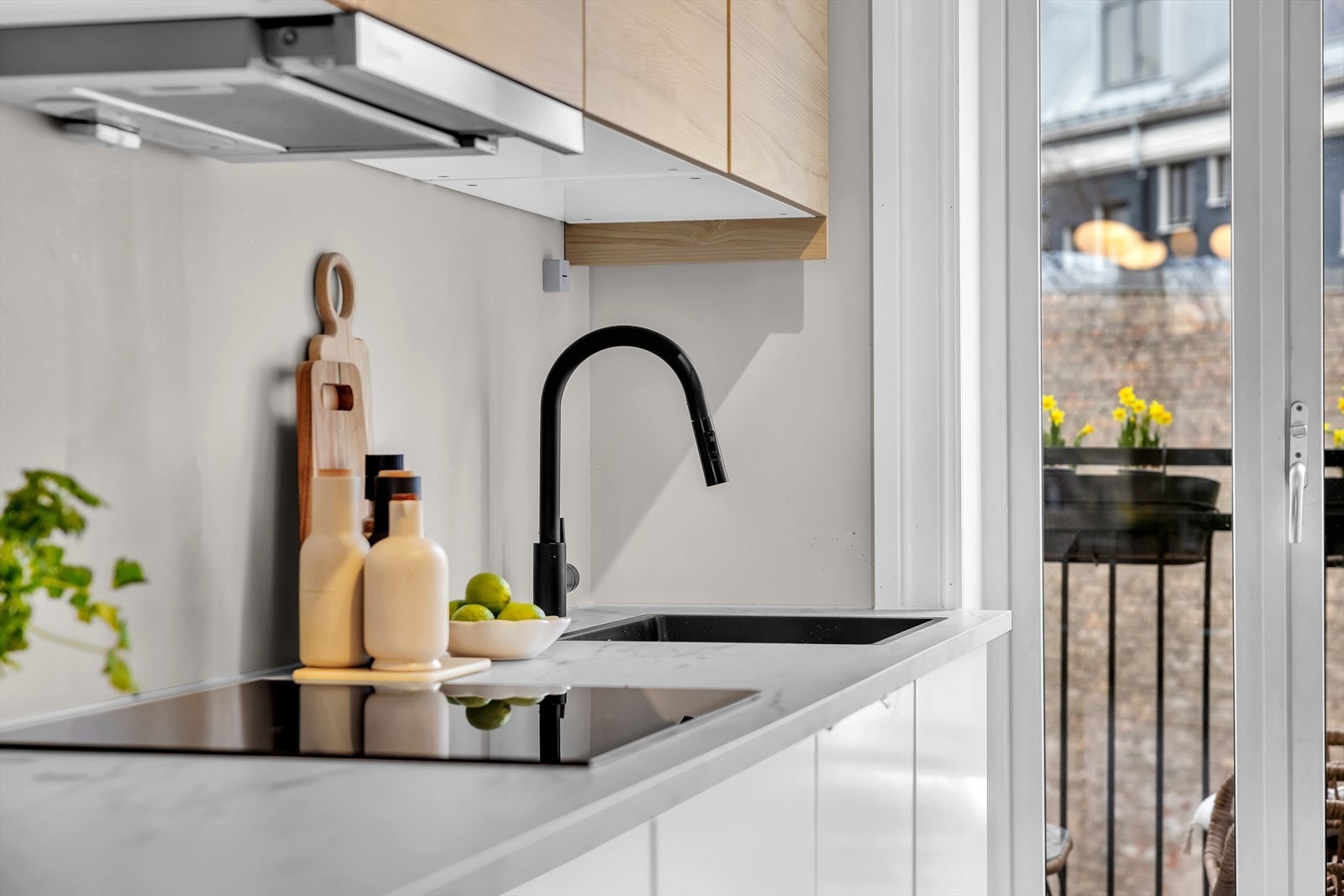 Ventilator med kullfilter, Lima kjøkkenarmatur med utrekkbar hånddusj samt kum i kompositt Galleribilde