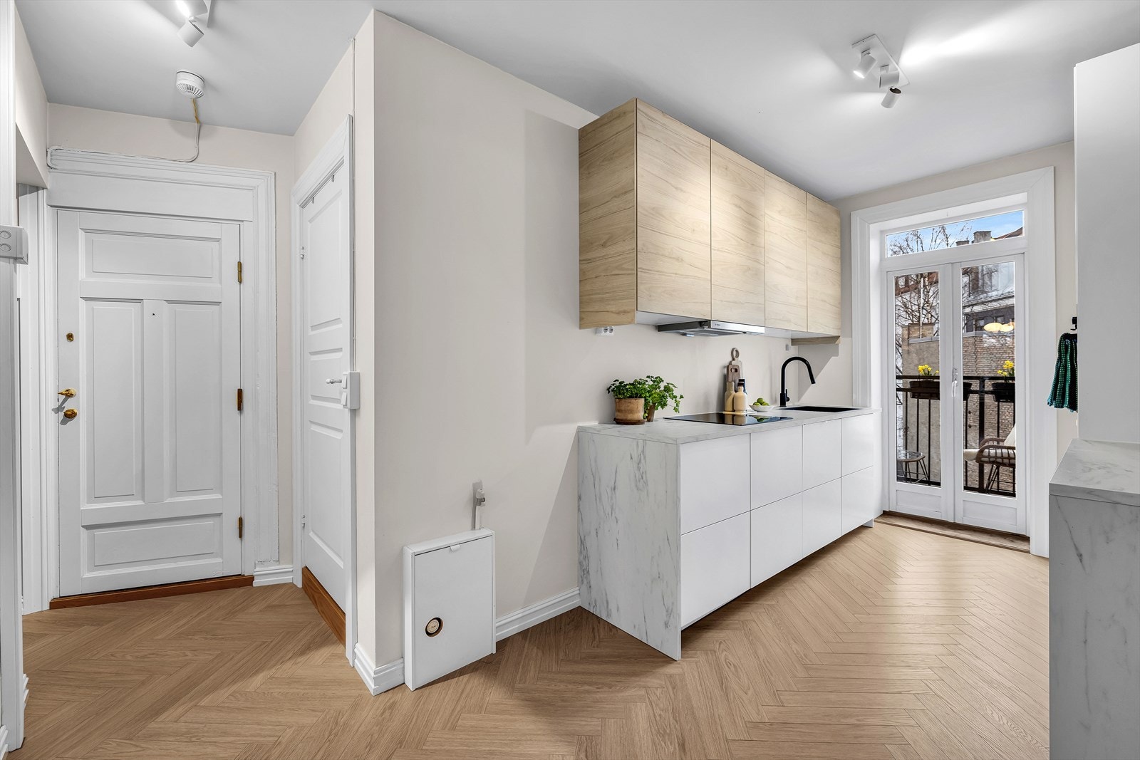 Her ser vi inngangsdøren, baddøren og kjøkkenet Galleribilde