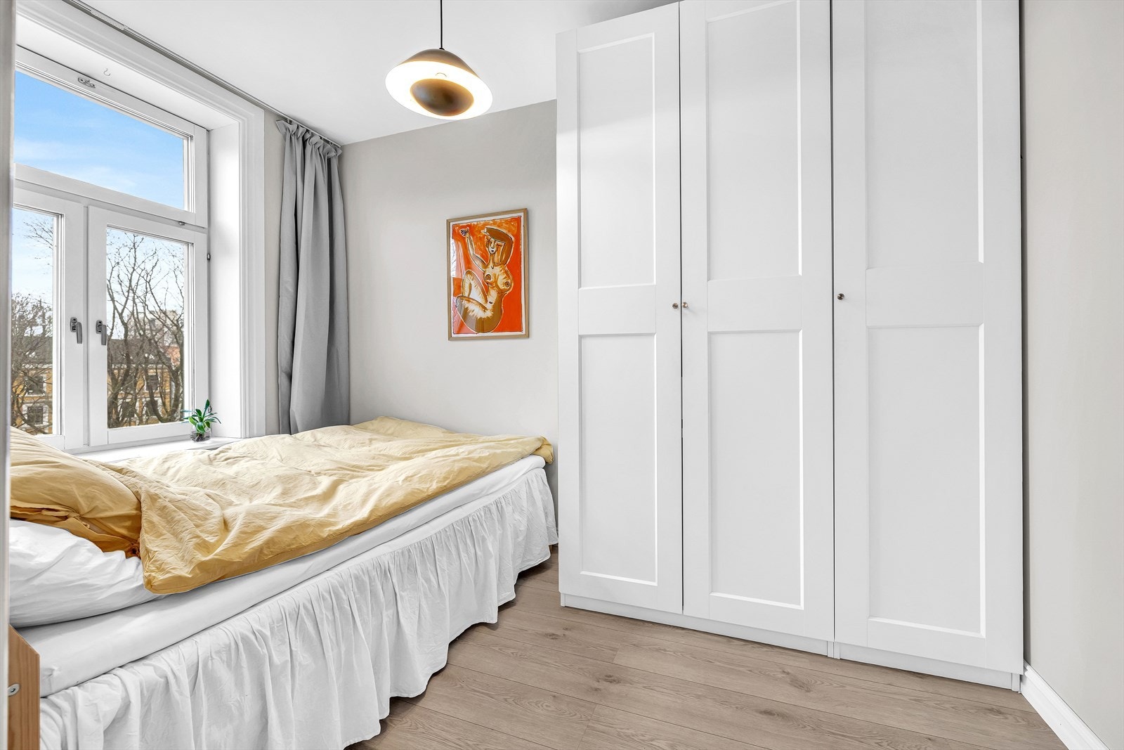 Garderobeskap medfølger Galleribilde