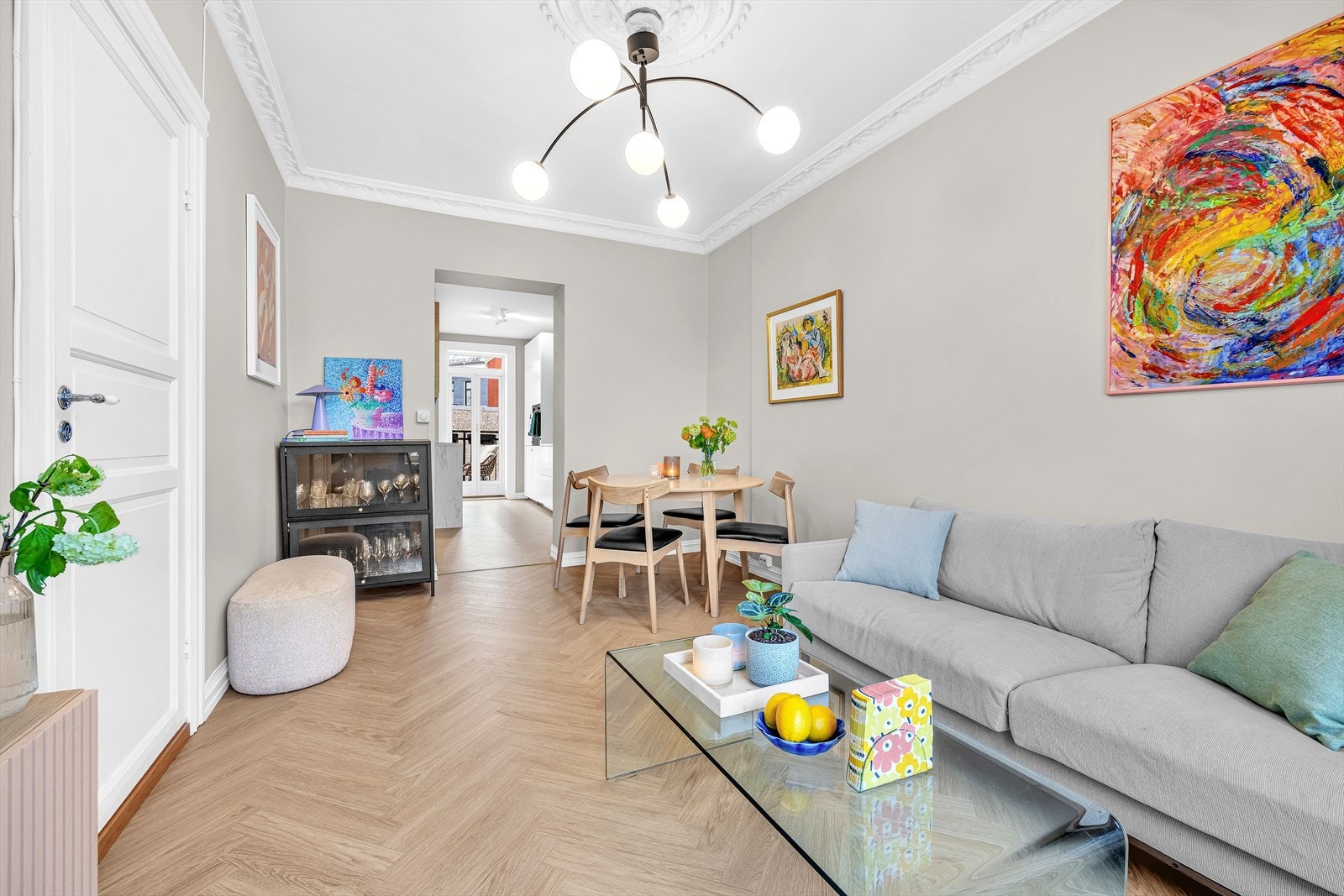 Her er det rosett og stukkatur med takhøyde på hele 2,73 m Galleribilde