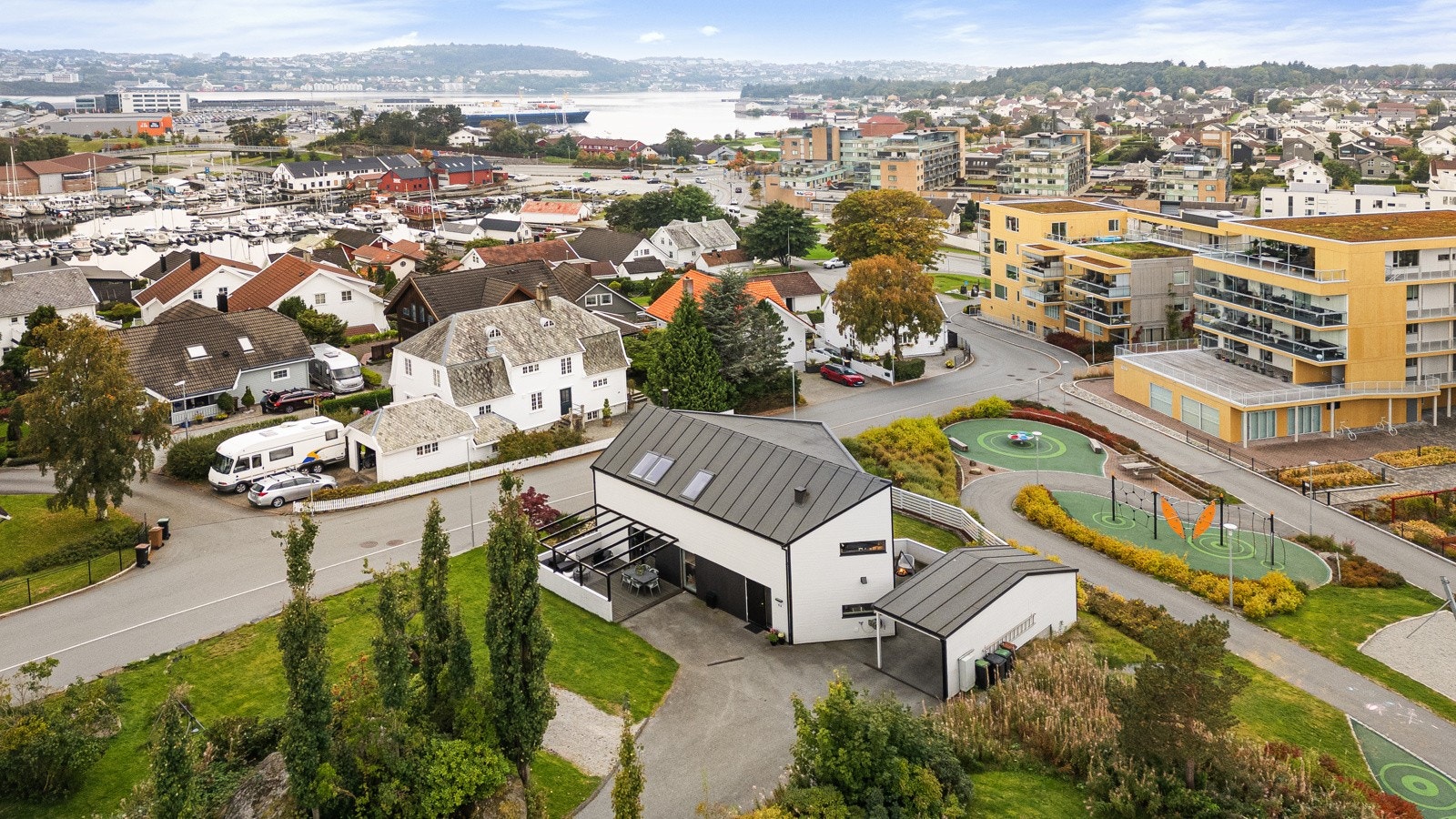 Boligen har en meget barnevennlig beliggenhet med skoler og barnehager innen gangavstand. Galleribilde
