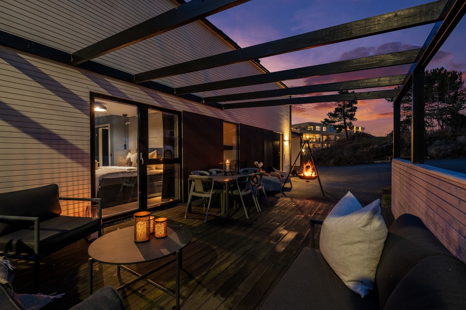 Uteområde i skumring. Galleribilde