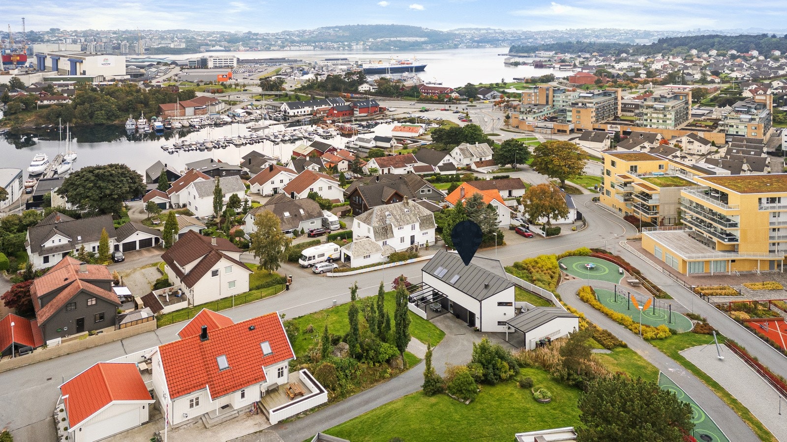 Her får man en tilbaketrukket beliggenhet, men samtidig nærhet til alt man skulle trenge i en travel hverdag. Galleribilde