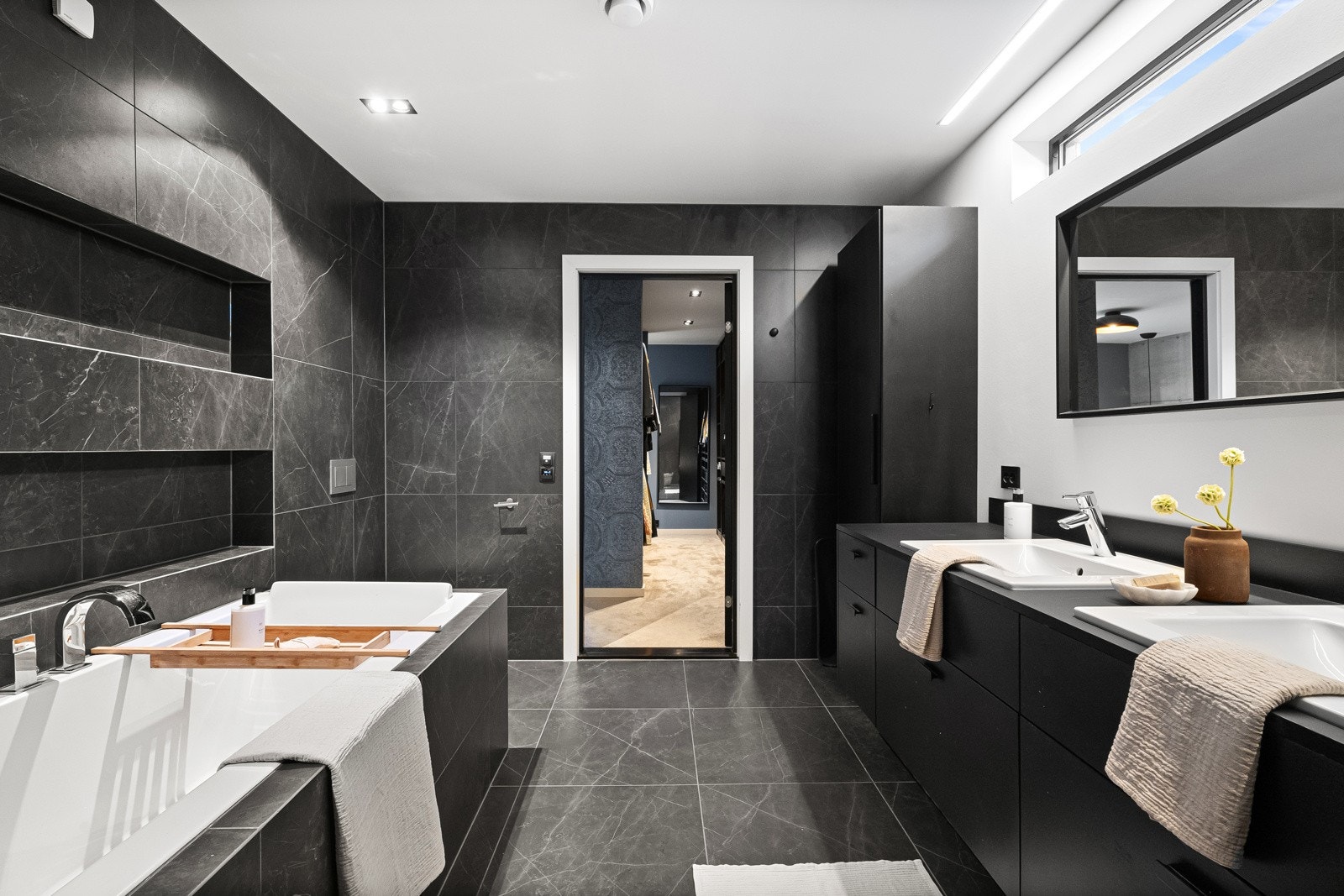 Lekkert helfliset bad med dobbel servant, romslig dusjhjørne og badekar. Galleribilde