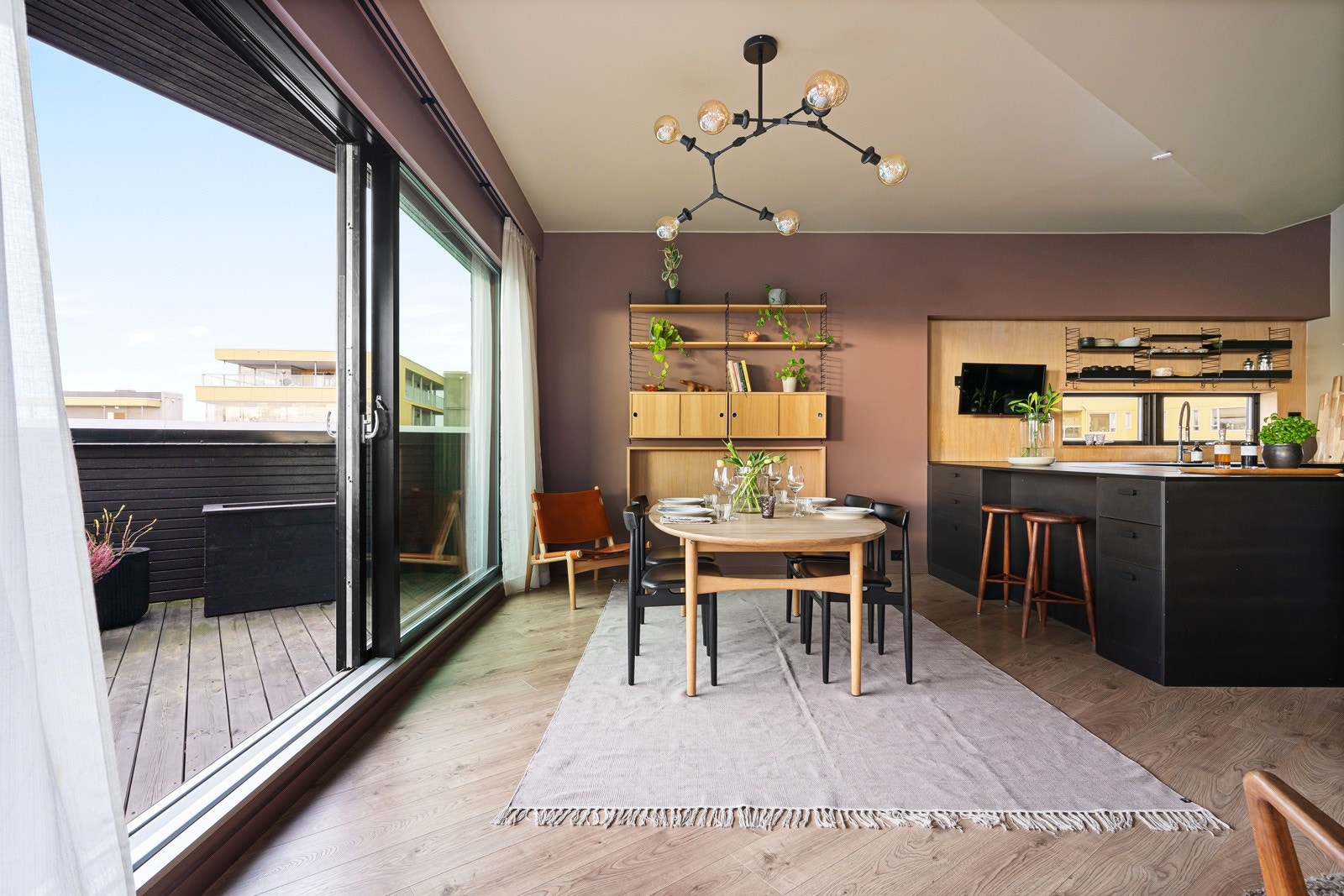 De store vindusflatene i huset gir mye lysinnslipp og en flott atmosfære. Galleribilde