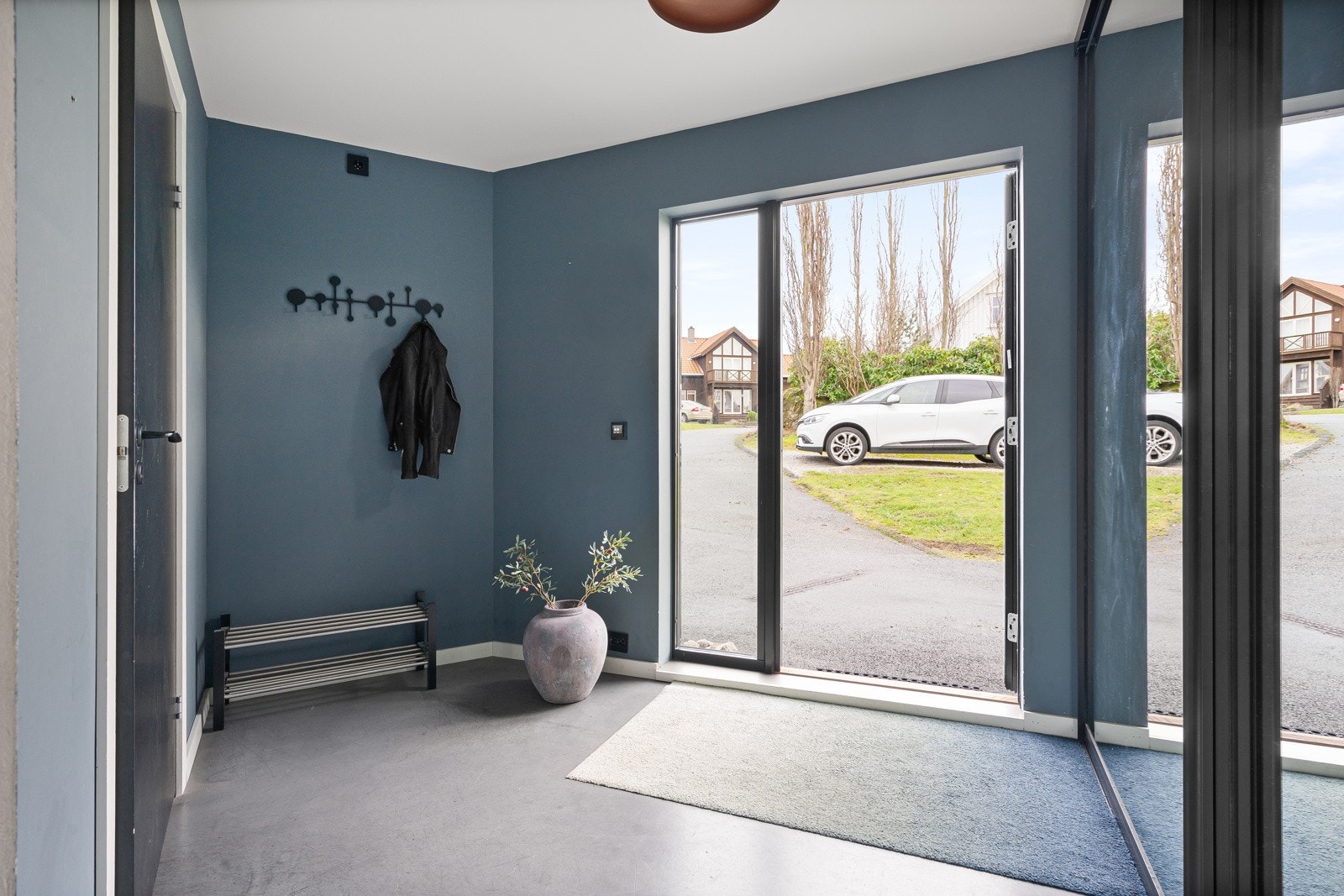 Lys og innbydende entré. Galleribilde