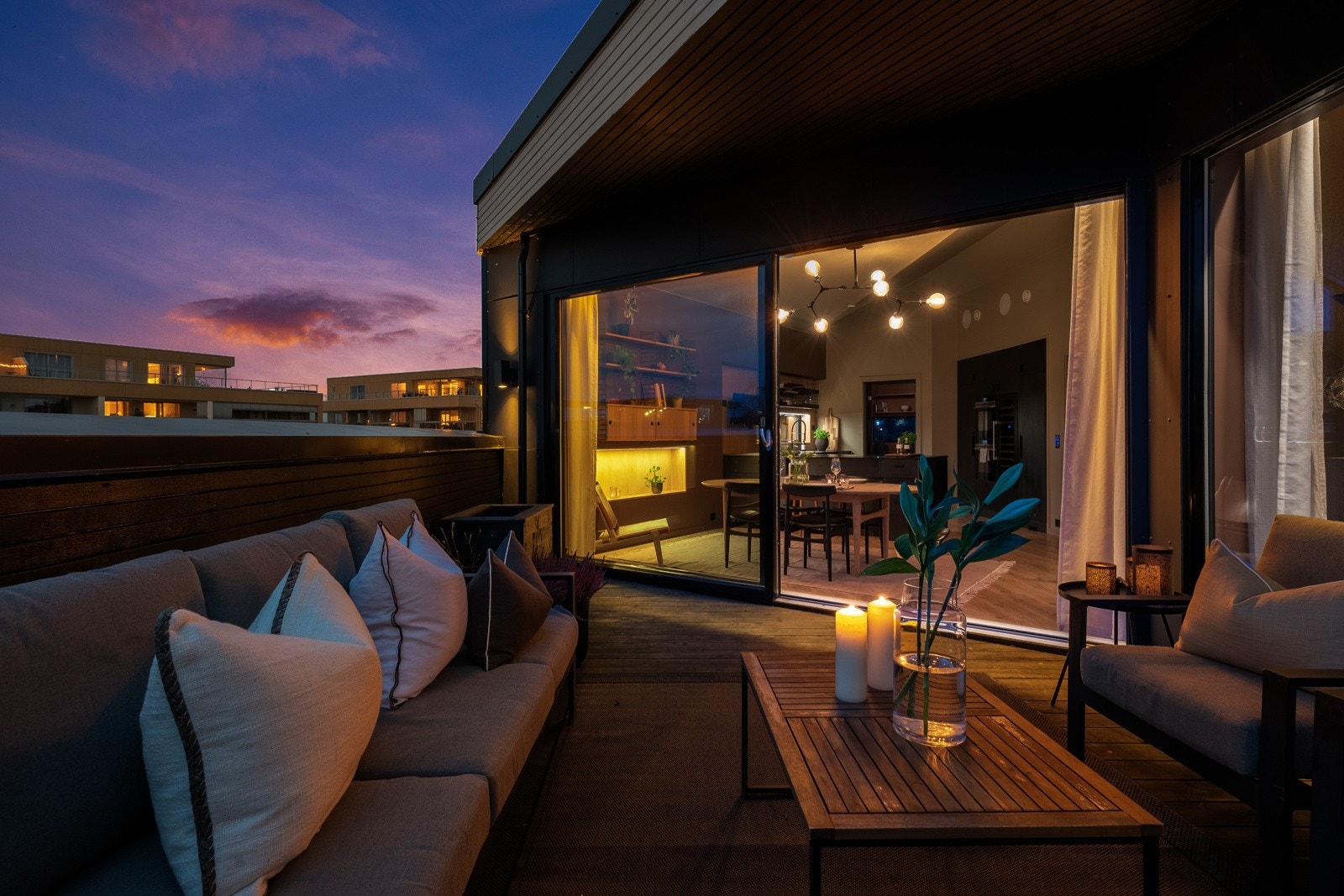 Romslig terrasse med direkte utgang fra hovedetasjen (2. etg.) som blant annet består av stue og kjøkken. Galleribilde