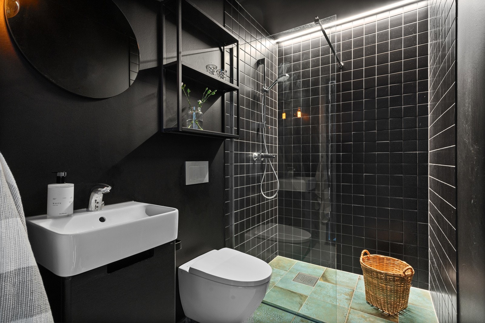 Stilrent, helfliset bad. Galleribilde