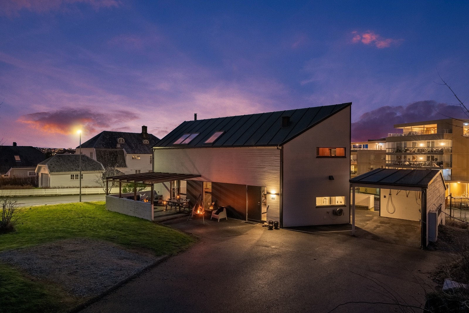 Fasade i skumring. Galleribilde