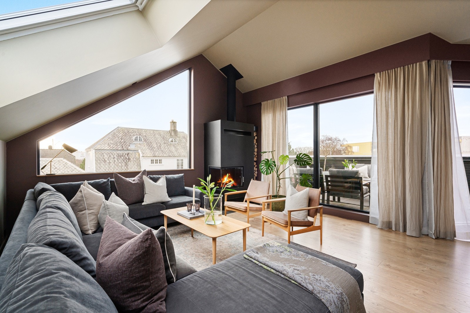 Stuen er av god størrelse og lar seg enkelt møblere i ulike soner. Galleribilde