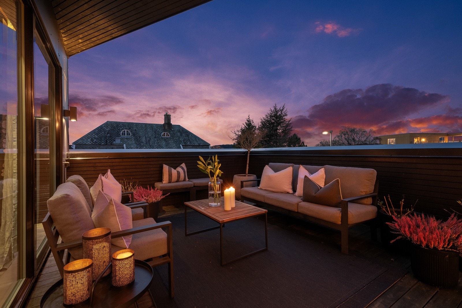 Terrasse i skumring. Galleribilde