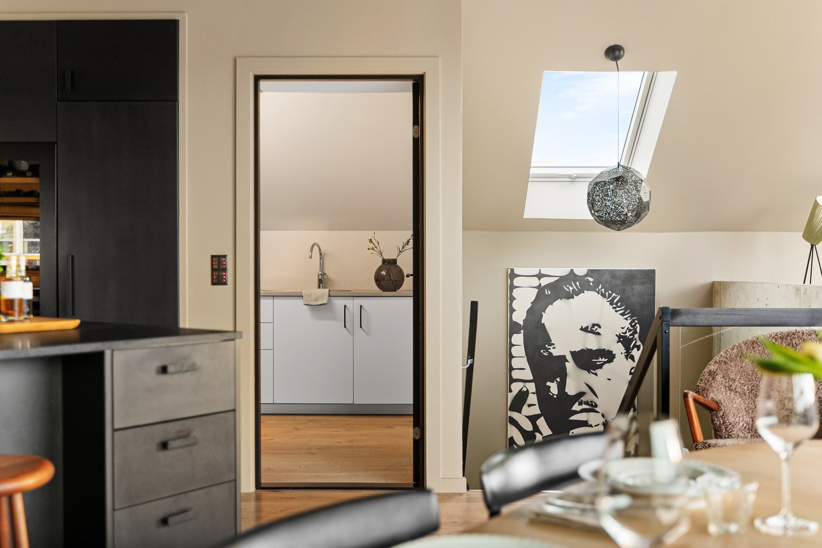 Fra stue/kjøkken har man tilkomst til grovkjøkken. Galleribilde