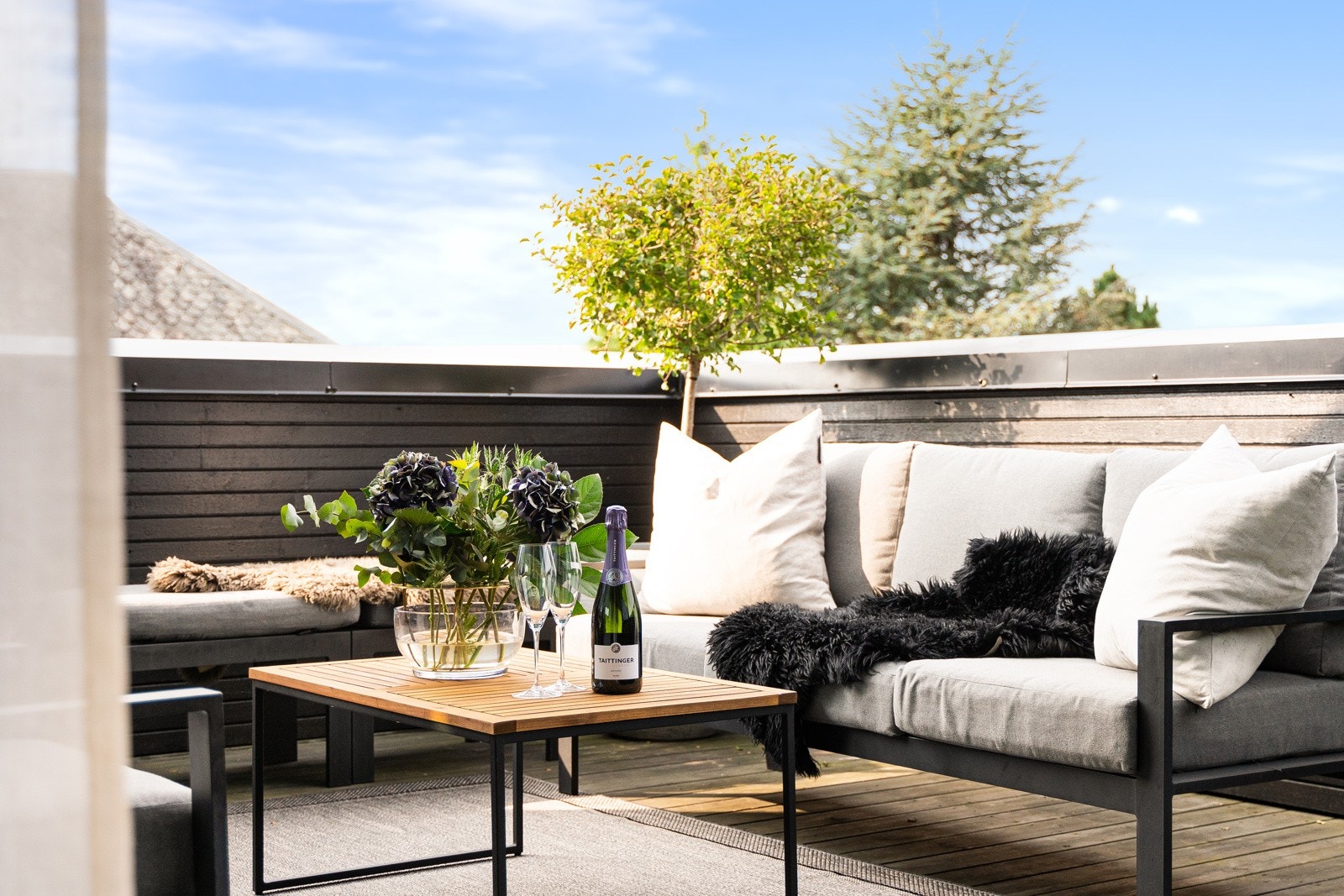 Ett av flere flotte uteområde med sol fra morgen til sen kveld. Galleribilde