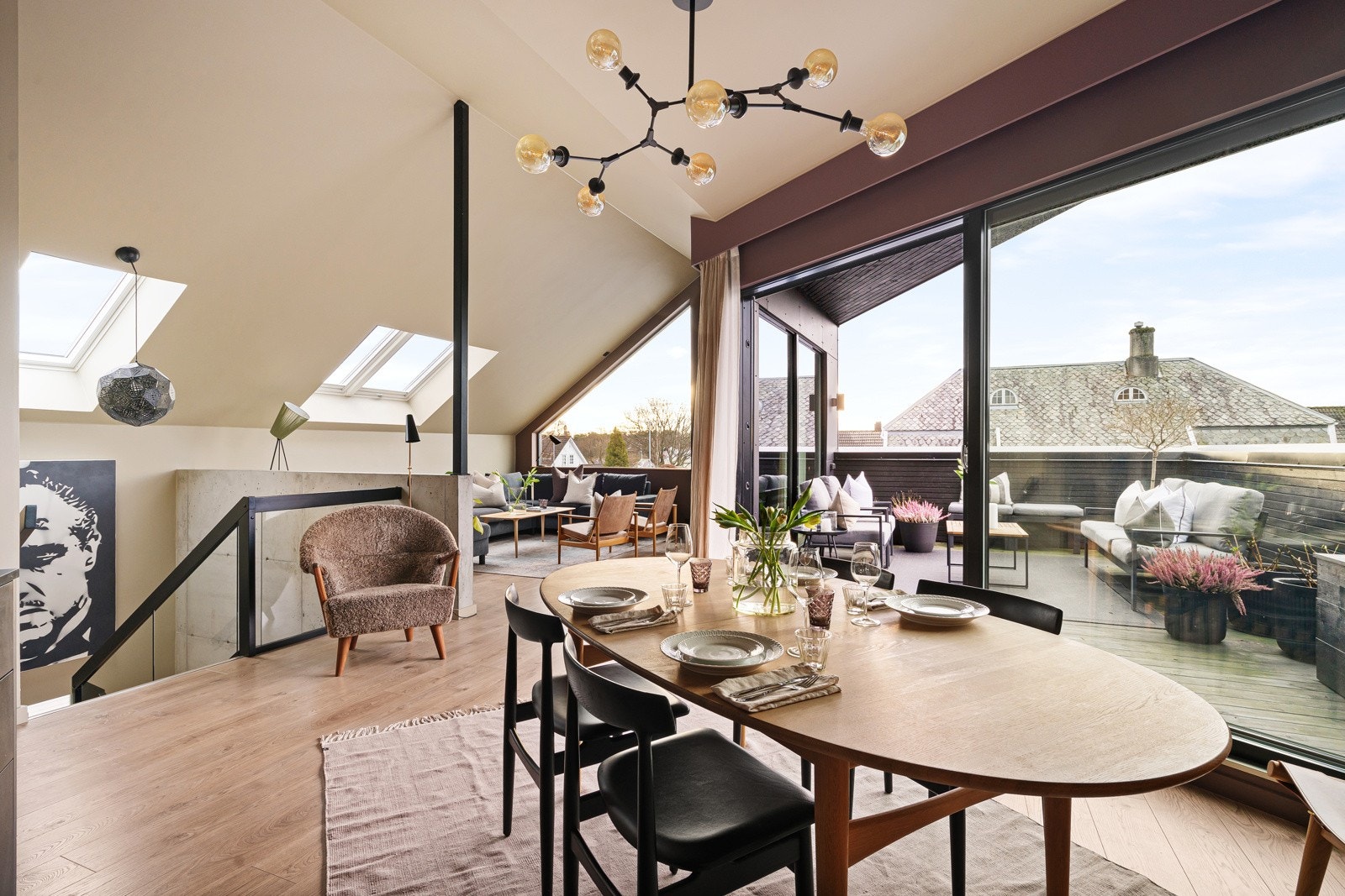 Lekker innholdsrik enebolig med god planløsning, flotte uteområder og godkjent utleieleilighet. Galleribilde