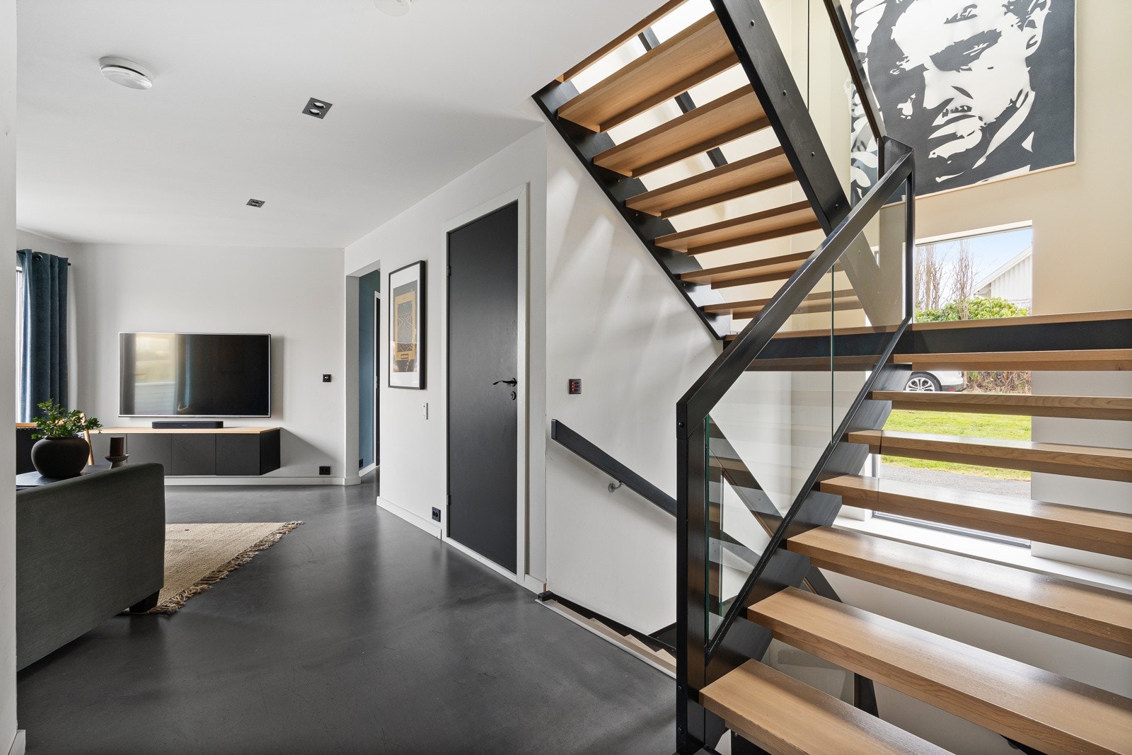 Etasjen inneholder praktisk tv-stue og flere romslige soverom. Galleribilde