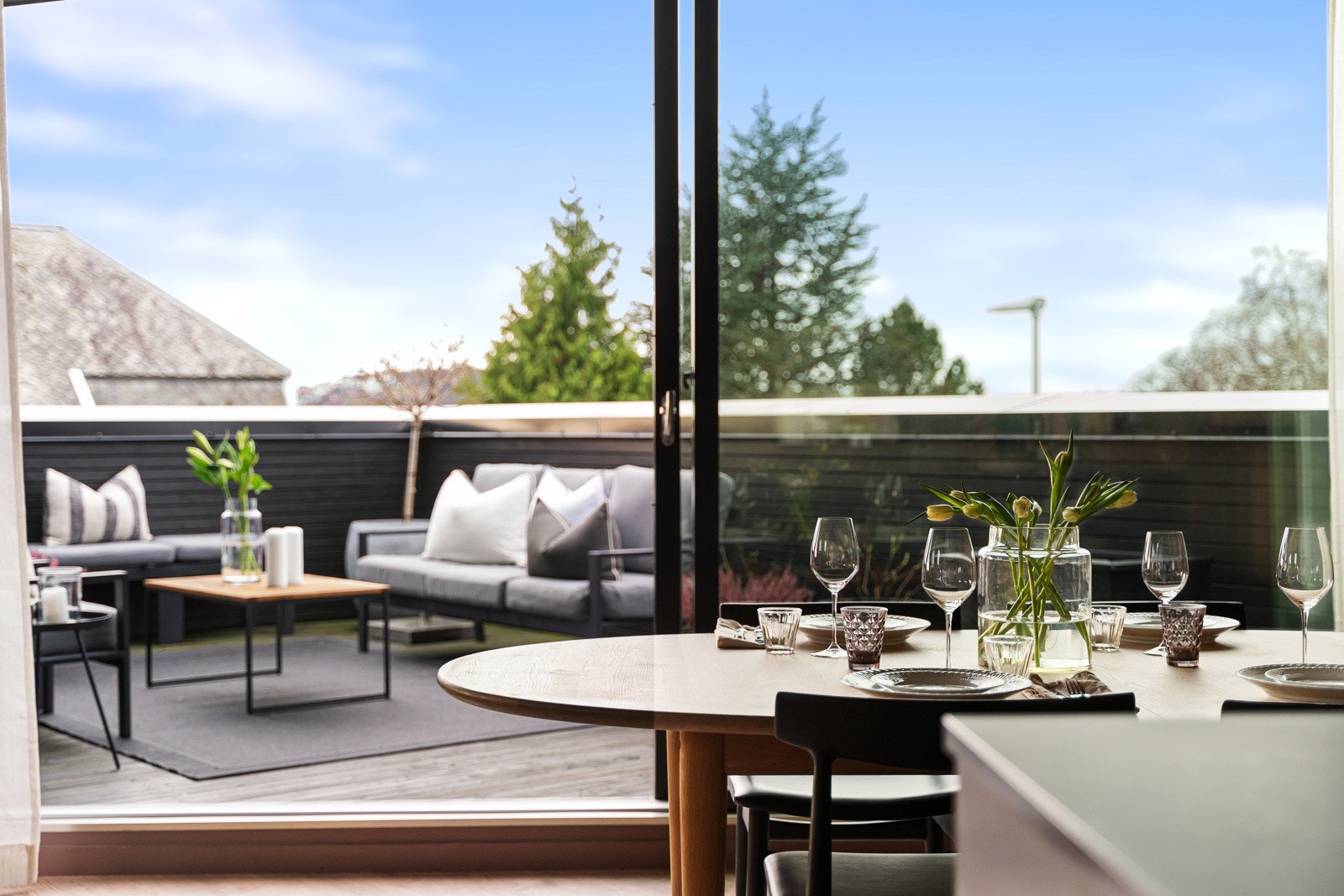 Utgang til terrasse fra stuen. Galleribilde