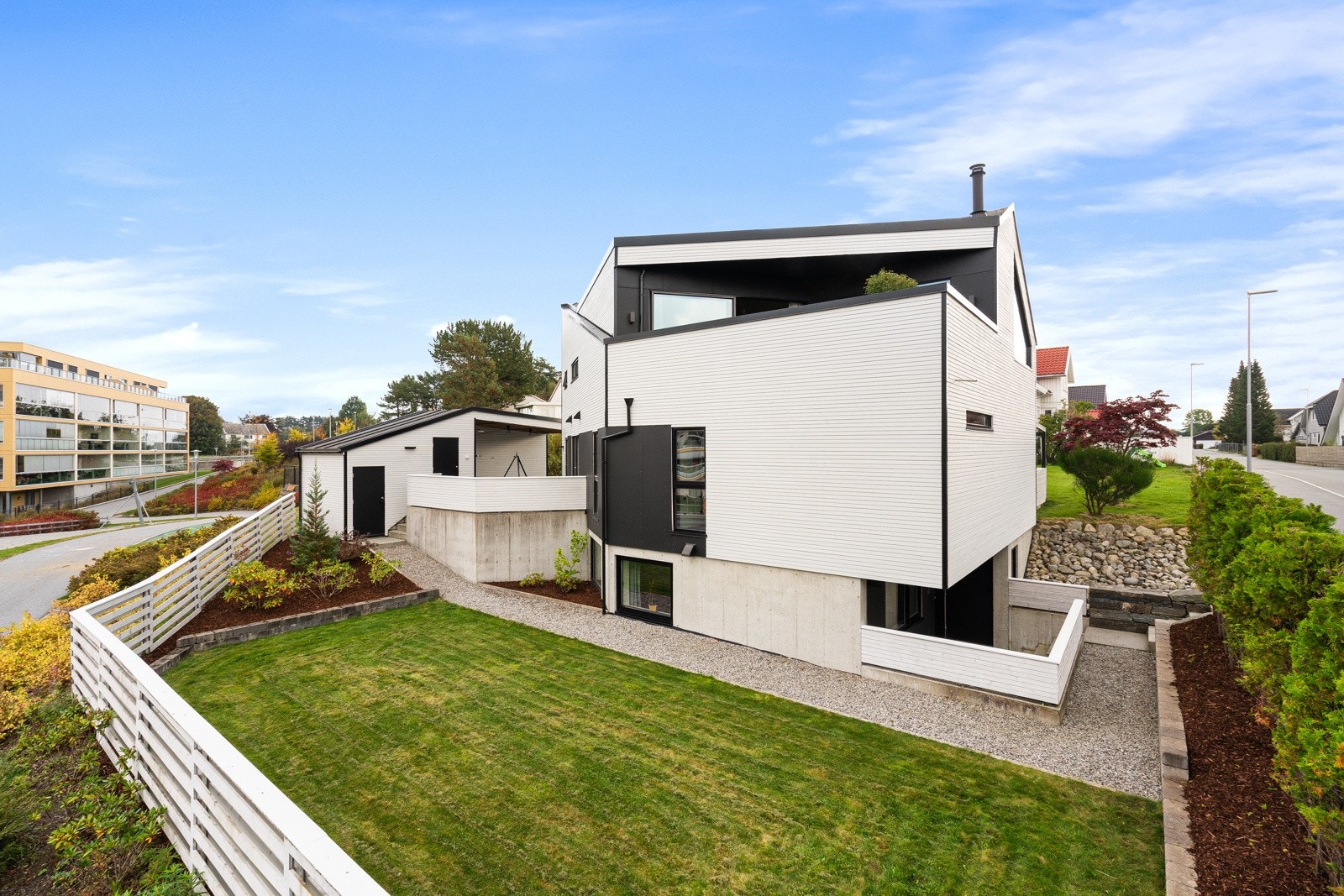 Tomten er pent opparbeidet med grøntareal og beplantning. Galleribilde