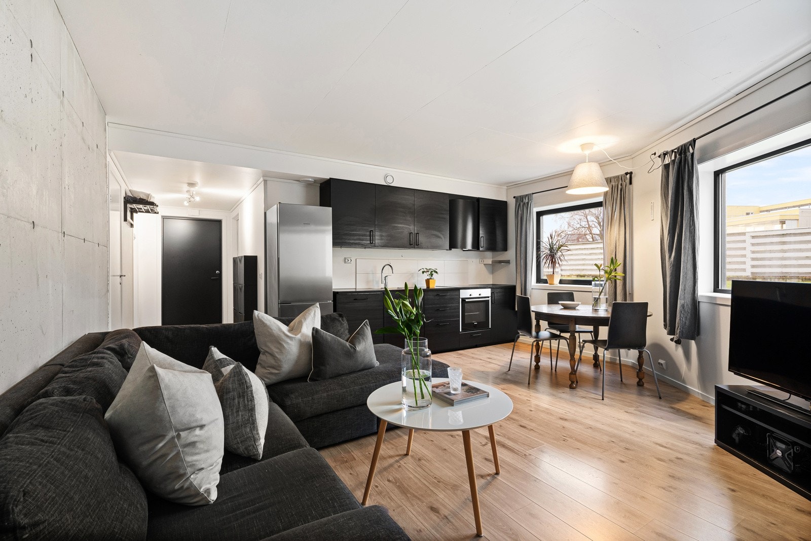 Boligen har egen utleiedel som p.t. er utleid for kr. 15 000,- per måned. Galleribilde