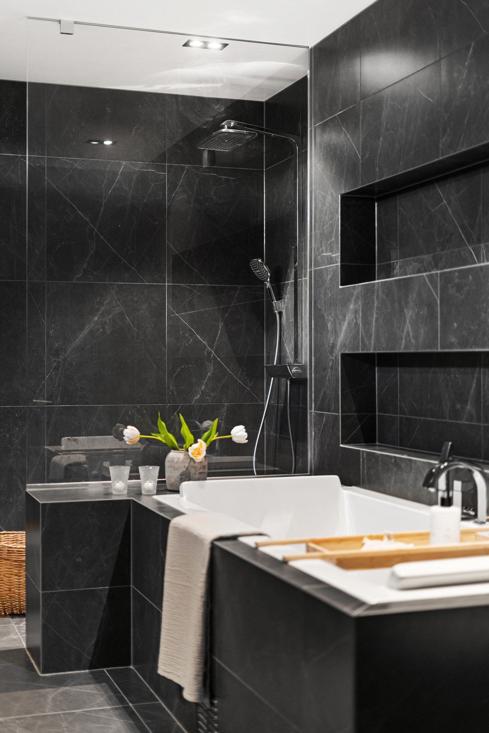 Lekre detaljer som innfelt nisje for dekor og såpe. Galleribilde