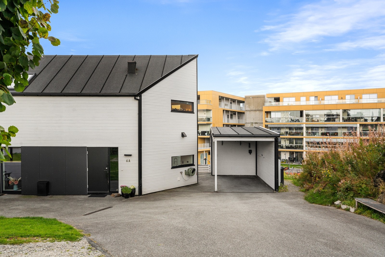 Eiendommen har carport samt flere biloppstillingsplasser på egen tomt. Galleribilde