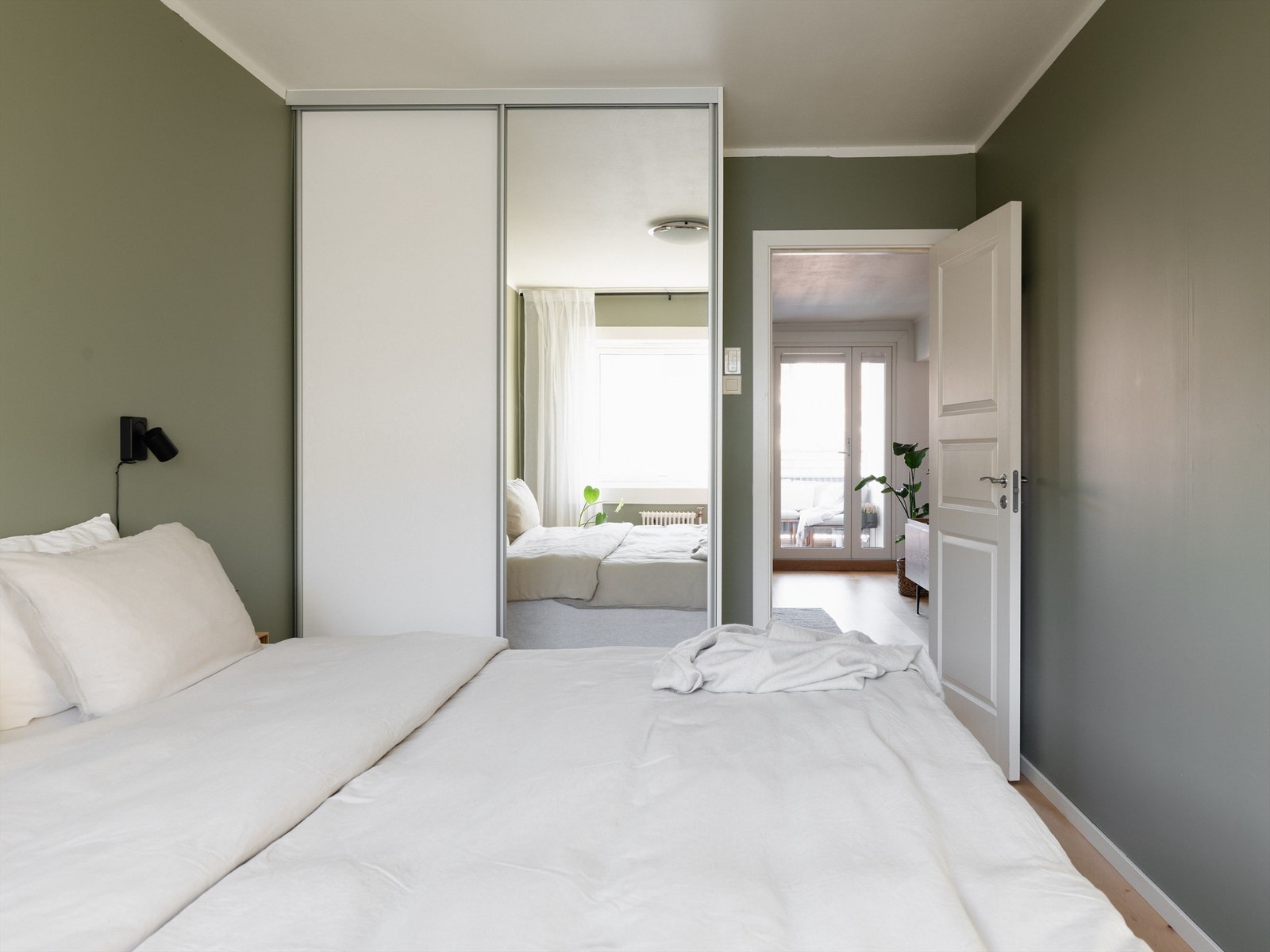 Gode oppbevaringsmuligheter er kjærkomment! Her ivaretas det av en dyp skyvedørsgarderobe med speil. Galleribilde