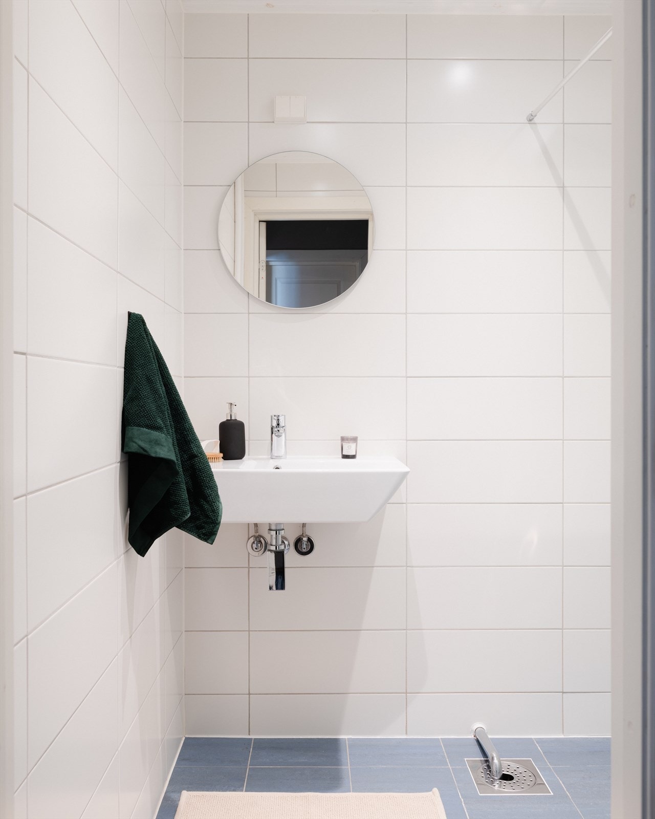 Badet er utstyrt med regnfallsdusj, opplegg for vaskemaskin og har selvsagt varmekabler til de kjølige dagene. Galleribilde