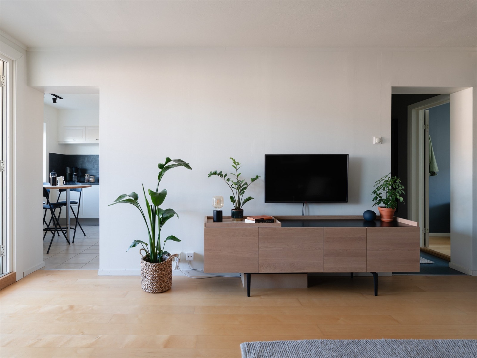 Et romslig, separat kjøkken er plassert slik at du enkelt holder kontakt med gjester i stuen. Galleribilde