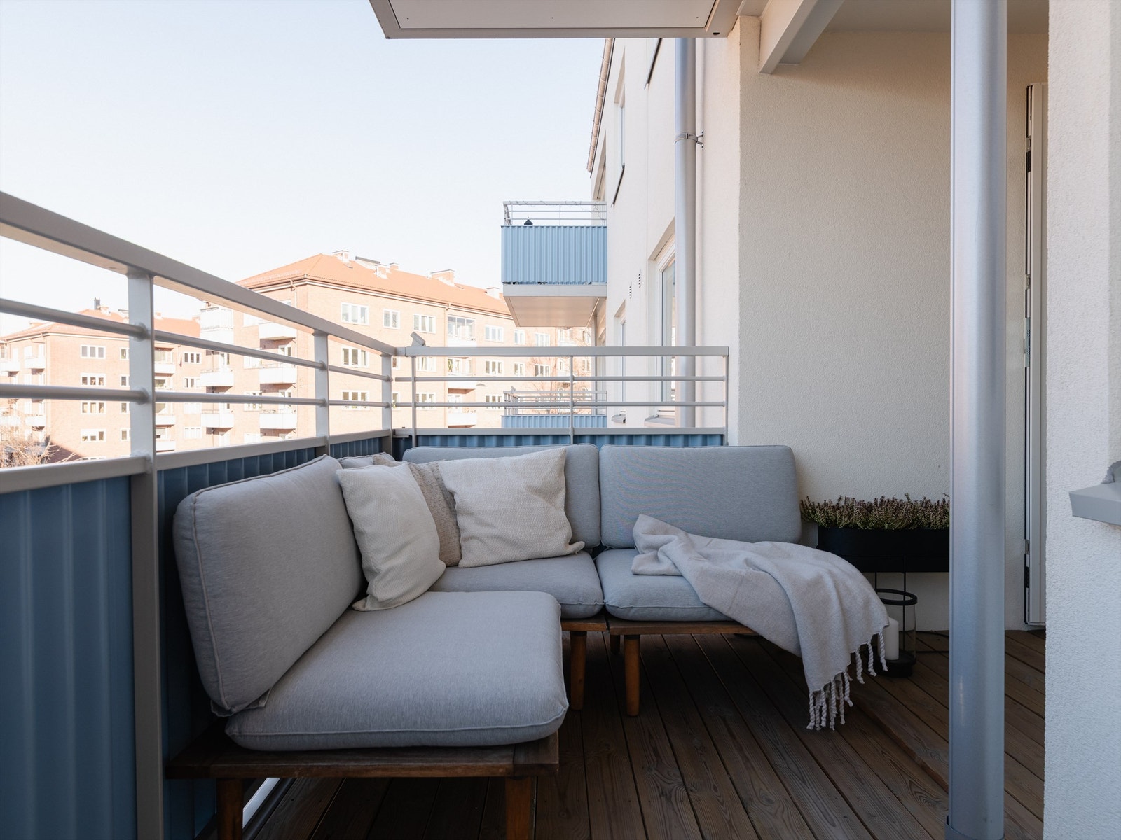 Balkongens utforming gjør at det er plass til både hverdagslige avbrekk og festlige sammenkomster med vennegjengen! Galleribilde