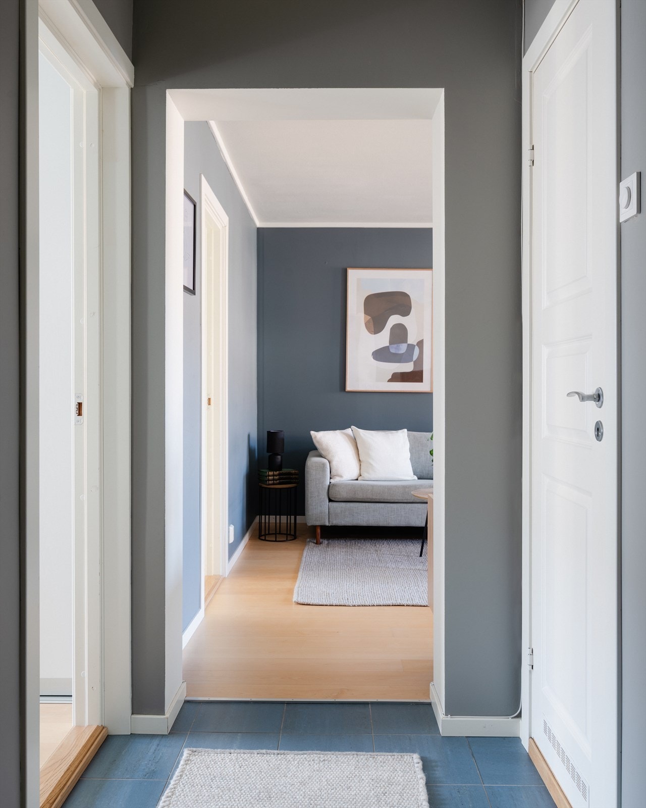 Et flislagt inngangsparti binder soverom og badet sammen med resten av leiligheten. Galleribilde