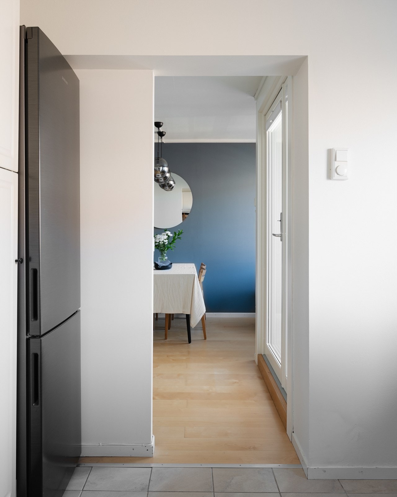 Fra kjøkkenet har du god kontakt med gjestene, noe som gjør matlagingen både sosial og hyggelig! Galleribilde