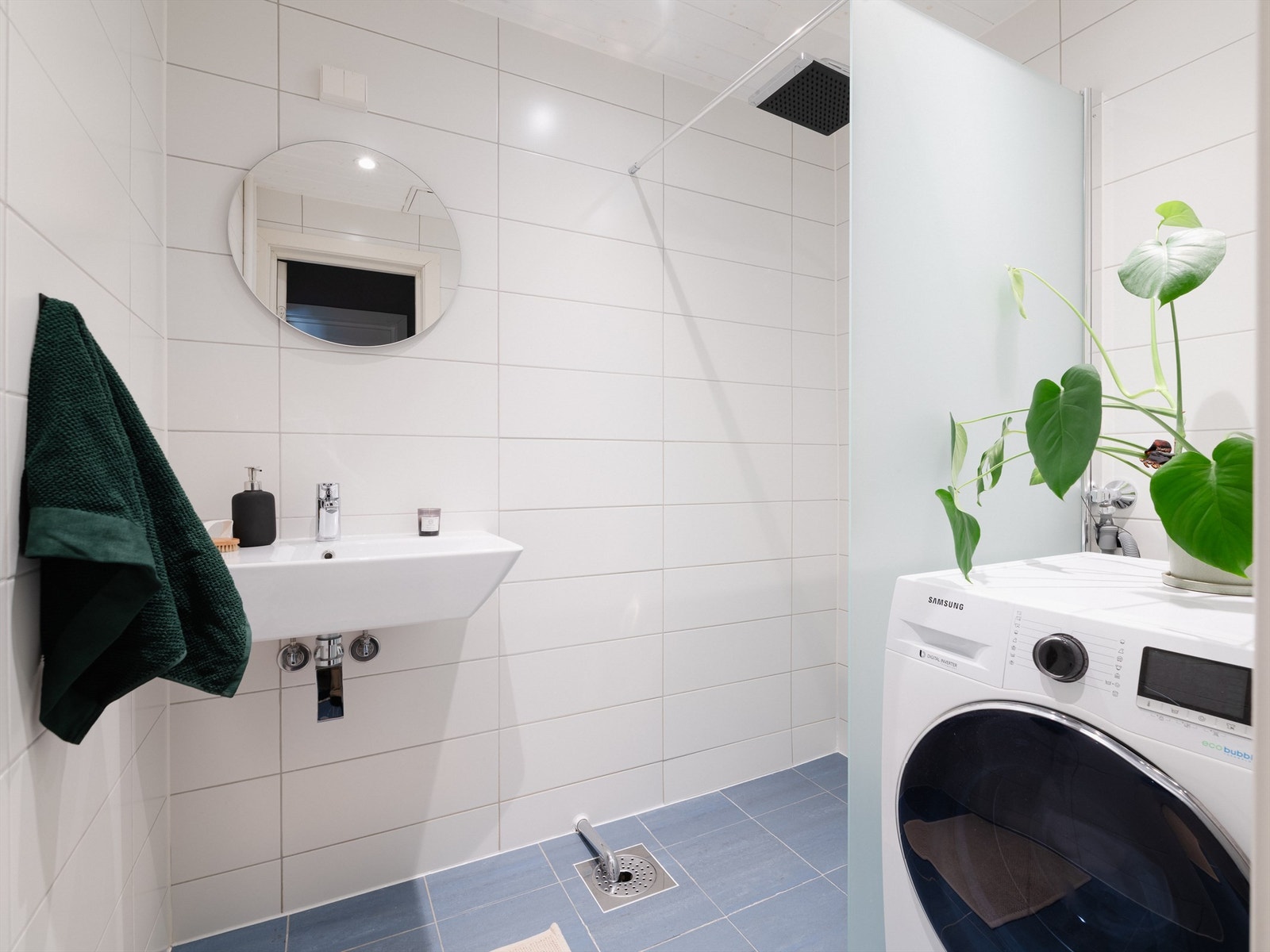 Lyst og lekkert bad som ble pusset opp i 2017. Vaskemaskin medfølger ved salg. Galleribilde