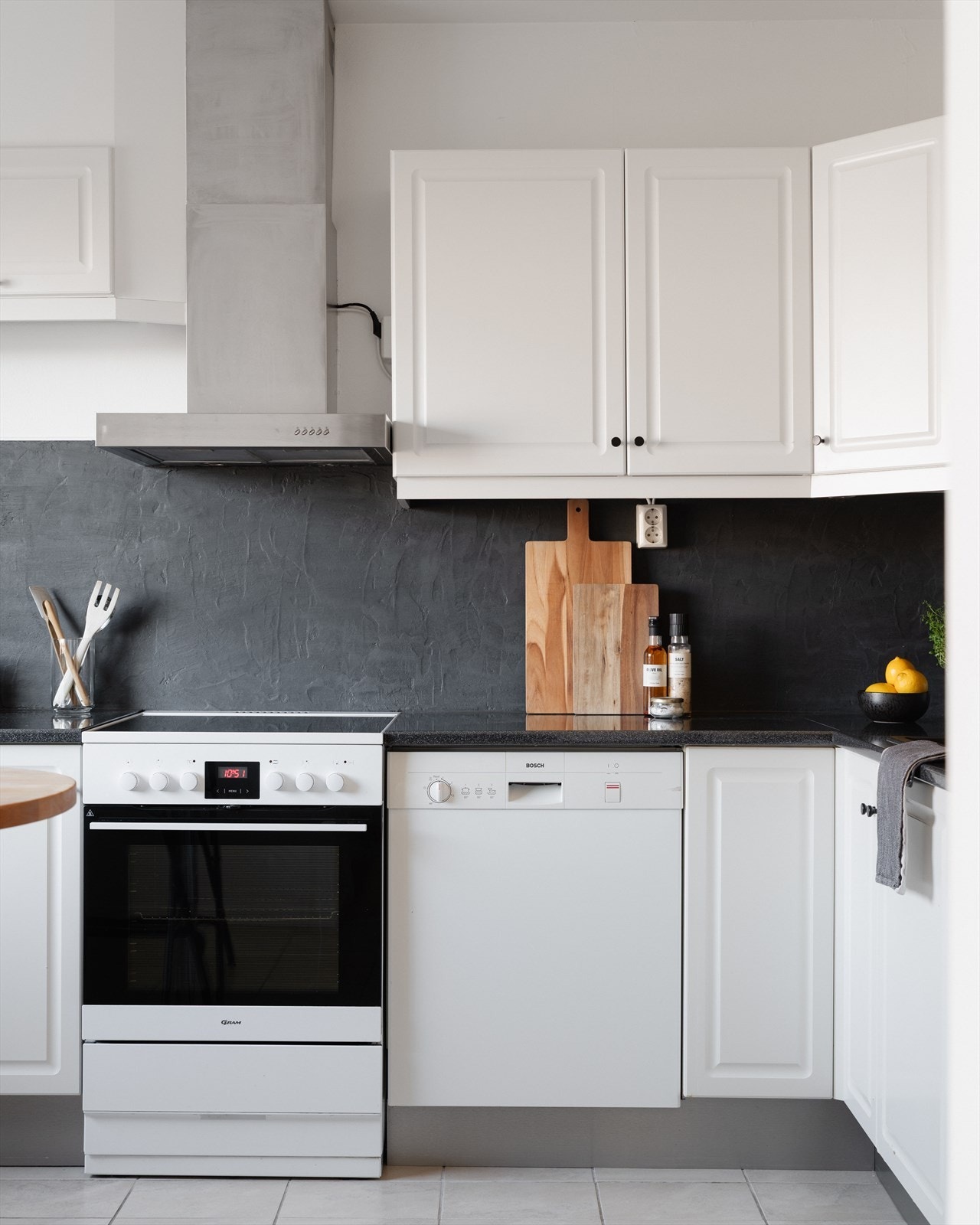 Frittstående hvitevarer og ventilator med utkast medfølger leligheten. Selger opplyser om at varmluftsfunksjonen på komfyren ikke fungerer. Galleribilde