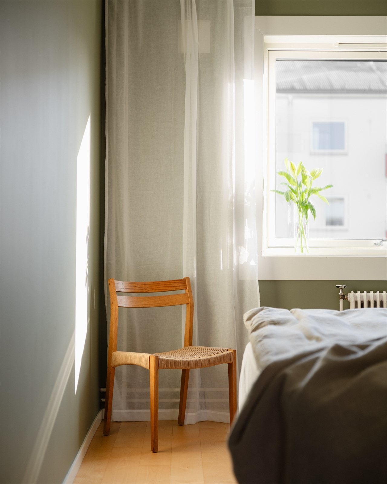 Rommet er malt i en deilig grønntone som gir rommet et svalt og behagelig uttrykk. Galleribilde