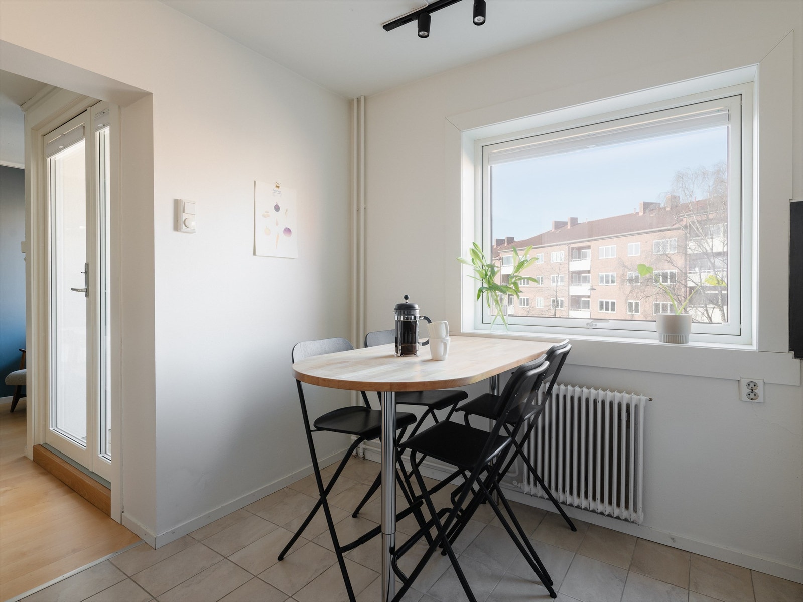 Varmtvann og oppvarming av leiligheten via radiatorer er inkludert i fellesutgiftene. Galleribilde