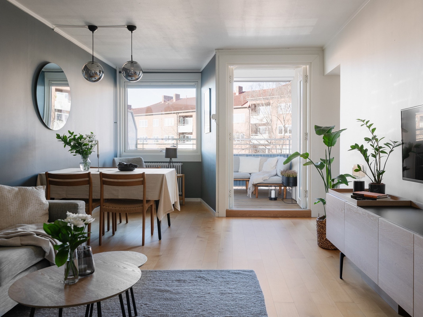 Stuen fremstår som et lyst og innbydende rom med et pent parkettgulv og slette overflater. Spesialtilpasset solskjerming på alle vinduer. Galleribilde