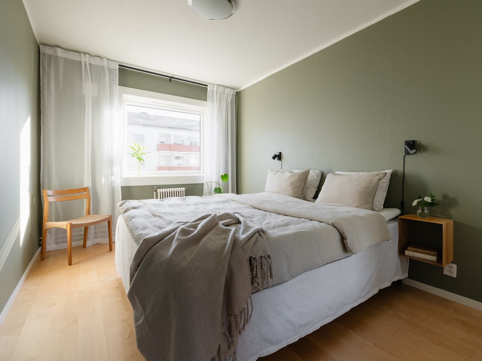 Hovedsoverommet har rikelig med plass til både dobbeltseng, nattbord og garderobeskap. Galleribilde