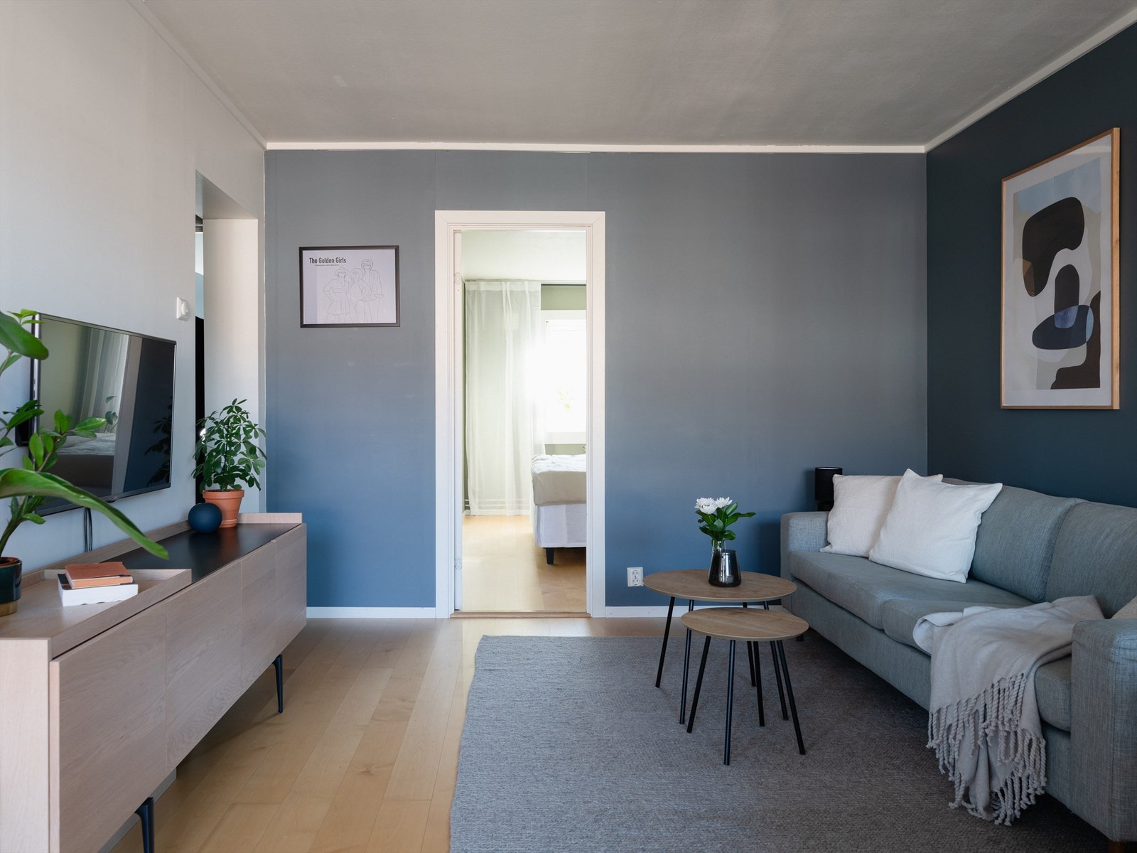 I denne gjennomgående leiligheten strømmer lyset inn fra begge sidene. Dette sørger, sammen med takhøyden, for en luftig følelse i alle oppholdsrom. Galleribilde