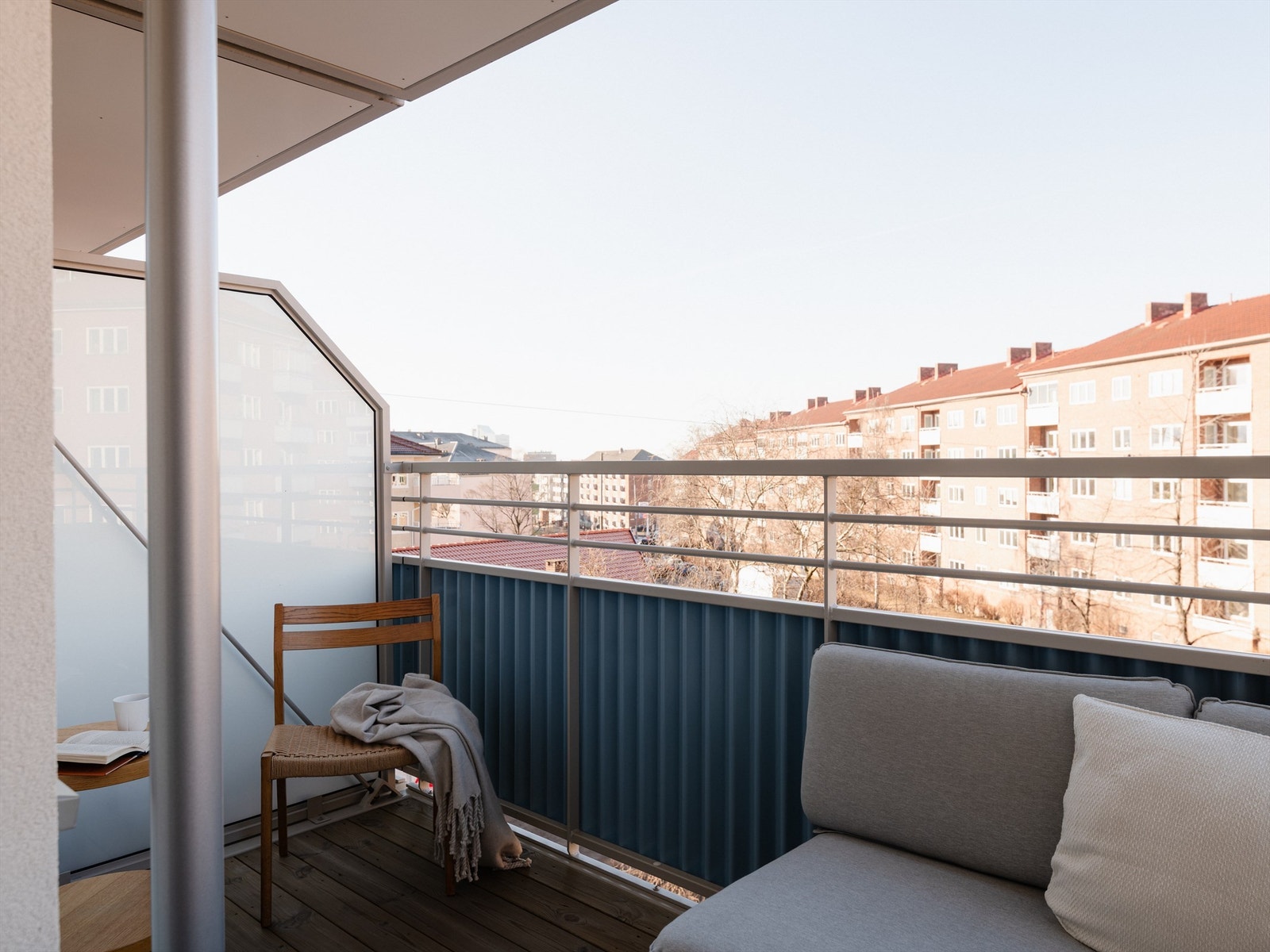 Den vestvendte balkongen er på 8m², har fritt utsyn mot byens tak og meget gode solforhold på sommeren. Galleribilde