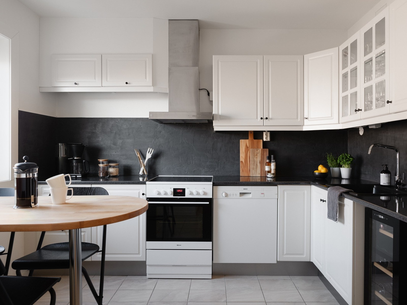 Med en rikholdig innredning og et godt lysinnslipp er dette kjøkkenet det perfekte utgangspunktet for både hobbykokken og ferdigmatentusiasten. Galleribilde