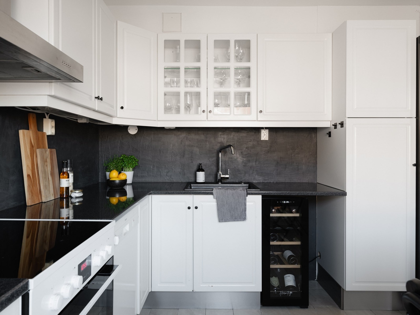 Kjøkkeninnredningen er fra 2011 og har en kul backsplash, samt alt du kan drømme om av oppbevaringsplass. Nisjen ved vasken er perfekt til vinskapet! Galleribilde