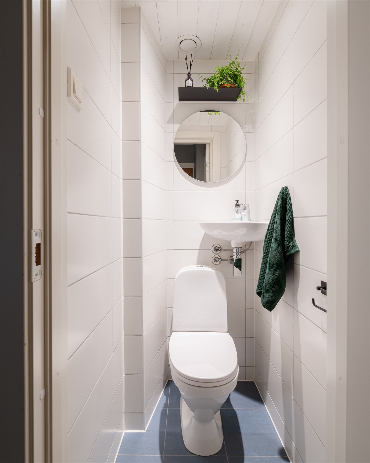 Praktisk, separat toalettrom med servant, pusset opp sammen med badet i 2017. Rommet oppfyller alle krav for å kunne omtales som "arealeffektivt". Galleribilde