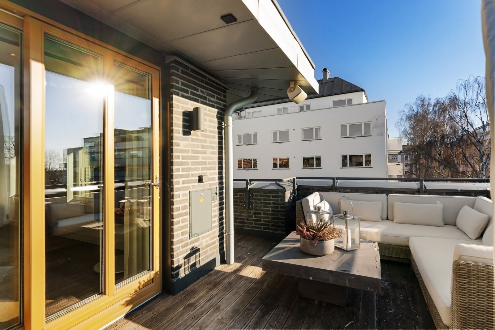 Det er montert høyttalere i overbygget, utebelysning på veggen og opplegg for gassgrill utenfor stuen. Galleribilde