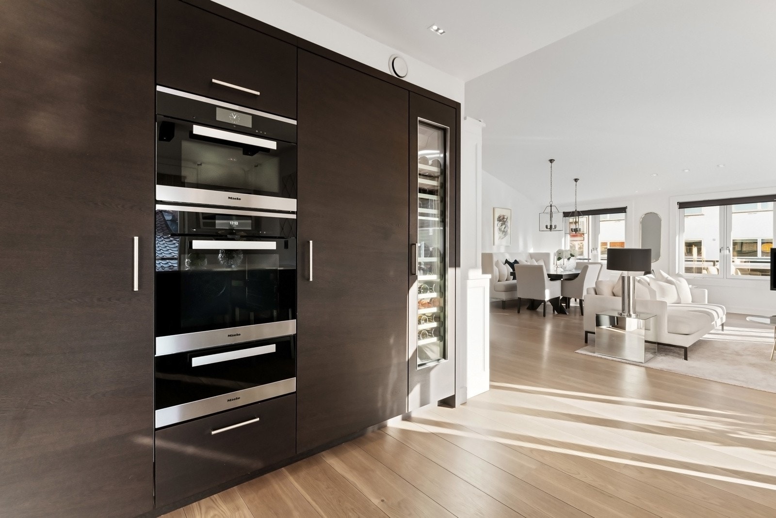 Kvalitetshvitevarer fra Miele og Gaggenau, blant annet ekstra bredt kjøleskap (75 cm), vinskap (45 cm) og fryser (60 cm) med isbitmaskin og vanntilkobling - alle i full høyde. Galleribilde