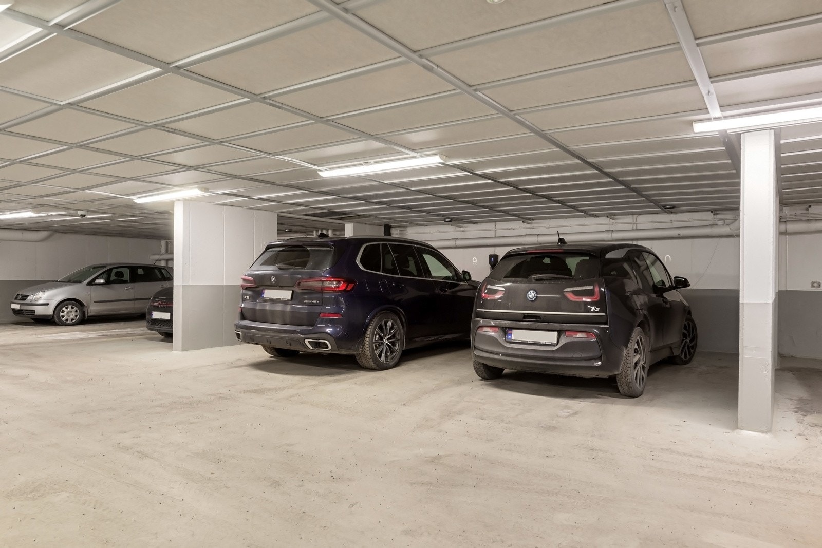 Til leiligheten følger to romslige garasjeplasser på til sammen 37 m². Garasjeplassene er utstyrt med hver sin elbillader. Galleribilde